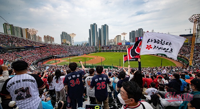 ▲지난 5월 7일 롯데-삼성전에서 만원 관중을 기록한 사직야구장. ⓒ롯데그룹