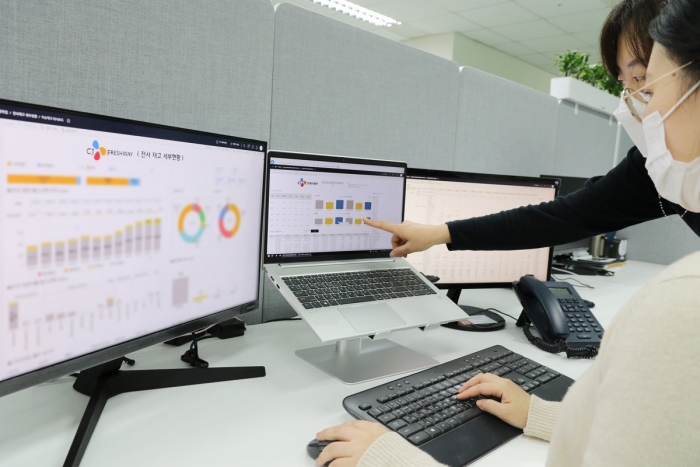 ▲CJ프레시웨이 임직원들이 데이터 포털을 통해 시각화된 데이터 자료들을 살펴보고 있다. ⓒCJ프레시웨이