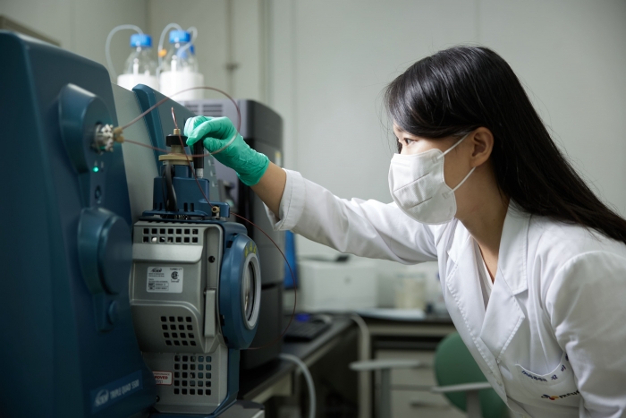 ▲식품안전연구실 연구원이 잔류농약 검사를 실시하고 있다. ⓒCJ프레시웨이