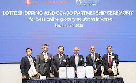 ▲(사진 왼쪽부터) 나영호 롯데e커머스 부사장, 강성현 롯데마트 부사장, 김상현 롯데쇼핑 대표 겸 롯데 유통군 총괄대표 부회장, 팀 스타이너 오카도 그룹 대표, 루크 젠슨 오카도 솔루션 대표, 데이빗 하디만 에반스 오카도 솔루션 부사장이 지난 1일 서울 잠실 롯데월드타워에서 온라인 그로서리 파트너십 계약 체결 후 기념 사진을 촬영하는 모습. ⓒ롯데쇼핑