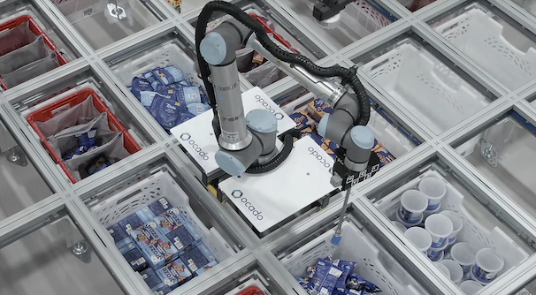 ▲그리드 위에서 물건을 고르는 자동화 로봇. ⓒ오카도 그룹