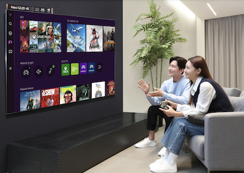 ▲광고모델이 삼성TV 엑스박스 게이밍 패키지 프로모션을 소개하고 있다. ⓒ삼성전자