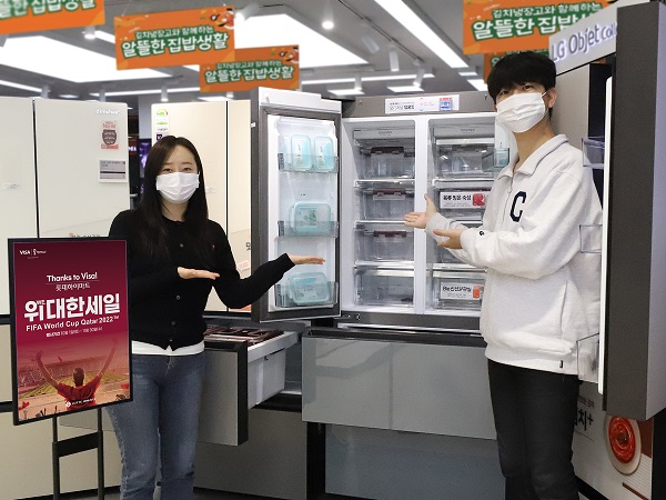 ▲롯데하이마트 대치점에서 모델들이 김치냉장고를 선보이고 있다. ⓒ롯데하이마트