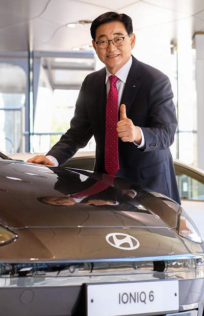 ▲누적판매 6,000대를 달성한 김성곤 현대차 영업이사. ⓒ현대자동차