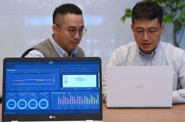 ▲LG전자 연구원들이 시뮬레이션 전문 기업 ‘알테어(Altair)’와 함께 개발한 AI 검증 플랫폼을 자동차 부품 개발과정에 활용하고 있다. ⓒLG전자
