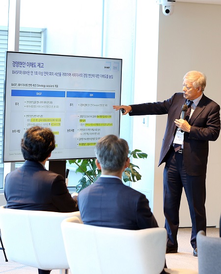 ▲염재호 SK 이사회 의장(맨 오른쪽)이 지난달 31일 그랜드워커힐호텔에서 열린 'SK 디렉터스 서밋 2022'에서 SK 관계사 사외이사들과 함께 이사회 역할에 대해 논의하고 있다. ⓒSK그룹