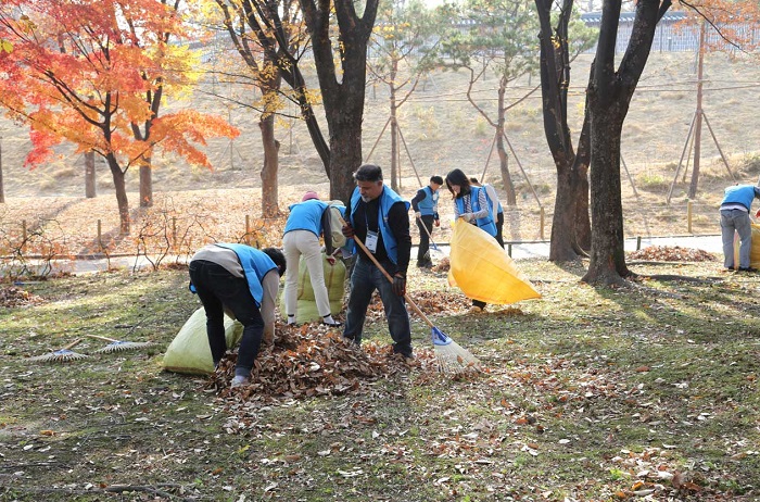 ▲쿠팡풀필먼트서비스 임직원 등 40여명은 지난 11일 서울 종로구 창경궁 관람로 주변을 청소하고 정비하는 봉사활동을 진행했다. ⓒ쿠팡