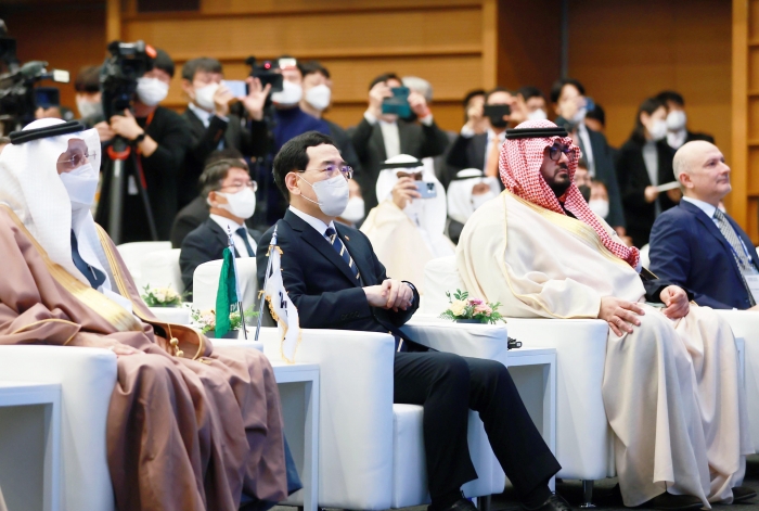 ▲17일 '한-사우디 투자포럼'에서 이창양 산업통상자원부 장관(앞줄 왼쪽 두 번째)이 사우디 정부 관계자들과 함께 행사를 참관하고 있다. ⓒ산업통상자원부