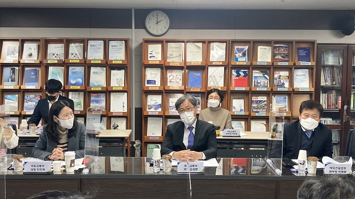 ▲김상문 국토부 건설정책국장(가운데)이 해외 건설기업이 제안한 건의사항을 청취하고 있다. ⓒ해외건설협회