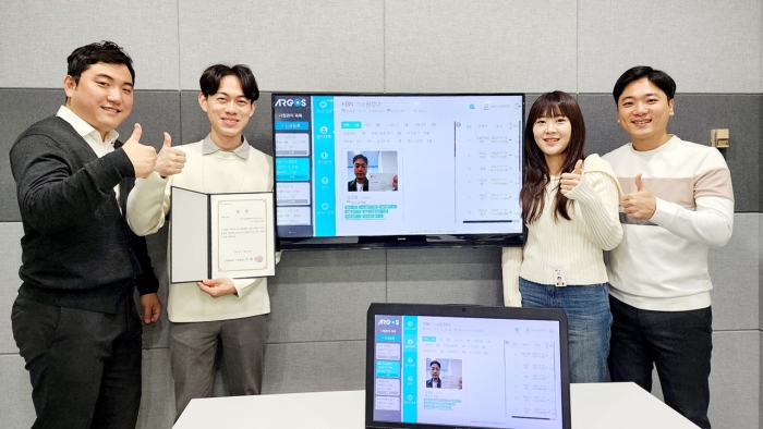 ▲‘그룹 CIO상’을 수상한 kt DS 직원들이 기념촬영을 하는 모습 ⓒKT