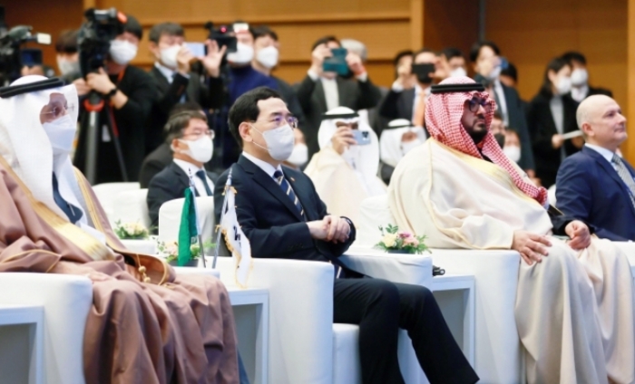 ▲'한-사우디 투자포럼'에서 이창양 산업통상자원부 장관(앞줄 왼쪽 두 번째)이 사우디 정부 관계자들과 함께 행사를 참관하고 있다. ⓒ산업통상자원부