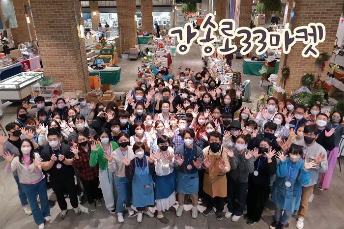 ▲요진개발 벨라시타 ‘강송로33마켓’에 참여한 판매자들이 기념사진을 촬영하고 있다. ⓒ요진개발