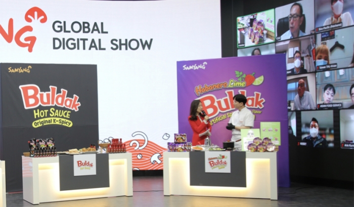 ▲22일 강원도 춘천 하이테크타워 글로벌스튜디오에서 진행된 '삼양식품 글로벌 디지털 쇼'에서 하바네로라임불닭볶음면을 소개하고 있다. ⓒ삼양식품