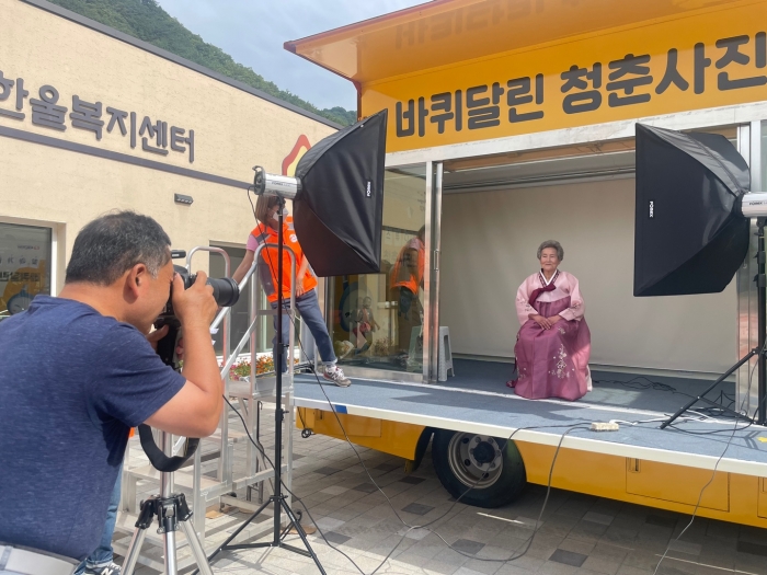 ▲한국전력공사는 강원도 영월, 정선, 평창 일대 마을을 찾아가 장수사진과 가족사진을 무료로 촬영해 주는 ‘바퀴 달린 청춘사진관’ 사회공헌활동을 진행하고 있다. ⓒ한전