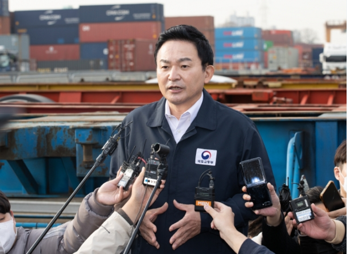 ▲원희룡 국토교통부 장관이 24일 오전 경기 의왕시 의왕ICD 제2터미널에서 열린 화물연대 집단운송거부에 따른 수송대책 보고회의를 마치고 현장에서 발언하고 있다. ⓒ국토교통부