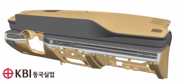 ▲KBI동국실업은 기존 수작업 감싸기 공법을 대체한 PU(PolyUrethane) 자동화(In-Mold-Grain, IMG) 기술을 ‘디 올 뉴 그랜저’의 크래시패드에 적용했다. ⓒKBI동국실업 