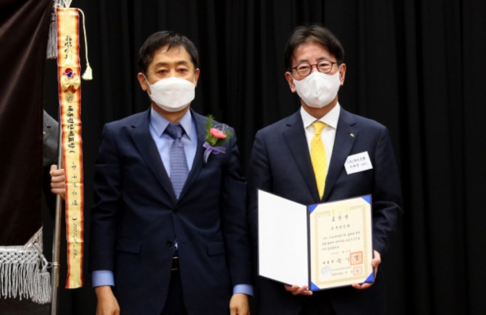 ▲김주현(왼쪽) 금융위원장과 이재근 KB국민은행장이 기념촬영을 하고 있다. ⓒKB국민은행