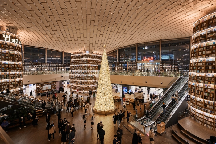 ▲스타필드 코엑스몰 별마당 도서관에 설치된 골드 트리. ⓒ신세계프라퍼티