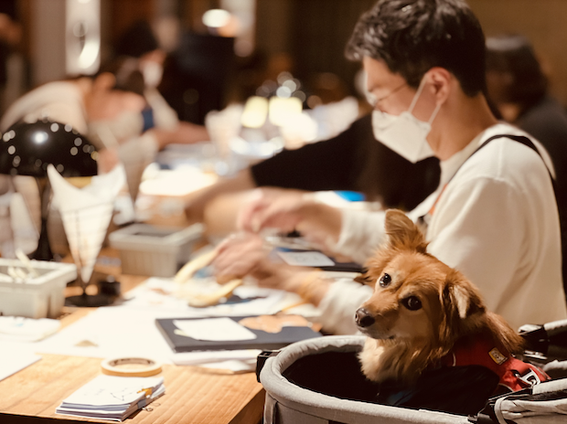 ▲소노펫 컬쳐그라운드 참여자들이 지난 9월 반려동물과 드링킹드로잉을 했다. ⓒ대명소노그룹