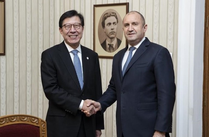 ▲박형준 부산시장(왼쪽)이 지난 11월 30일 오후 3시(현지시간) 불가리아 대통령궁에서 루멘 라데프(Rumen Radev) 대통령을 만났다 ⓒ부산시