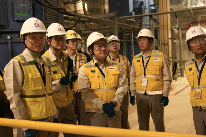 ▲정승일 한전 사장(가운데)이 4일 UAE 바라카원전 건설 현장을 방문해 점검하고 있다. ⓒ한국전력공