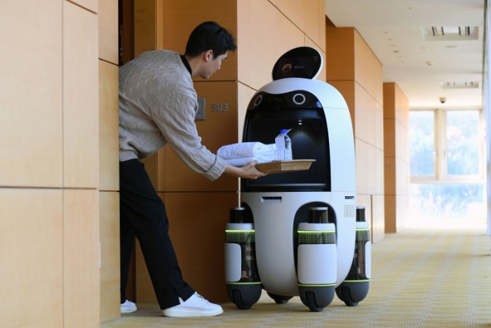 ▲롤링힐스 호텔에서 현대차그룹 배송 로봇이 서비스하는 모습 ⓒ현대자동차그룹