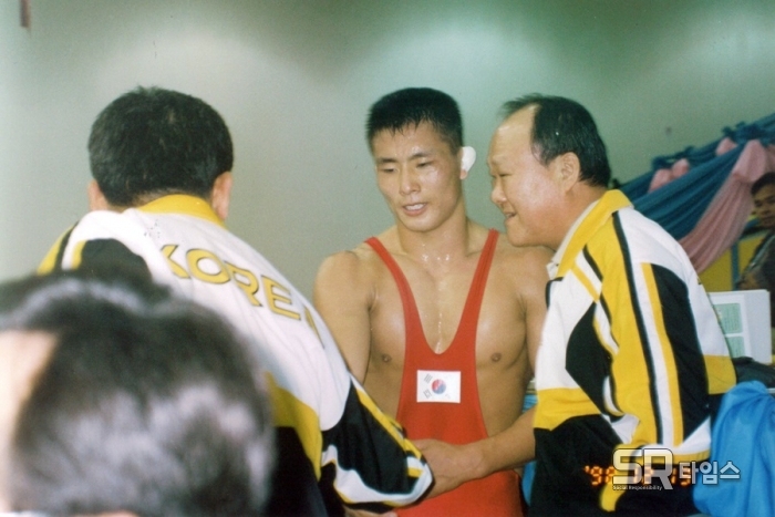 ▲1998년 동아시아 경기대회에 참가한 레슬링 선수를 격려하는 등, 오랜 동안 대한 레슬링 협회장을 맡아 국가체육발전에 기여했다.ⓒSR타임스