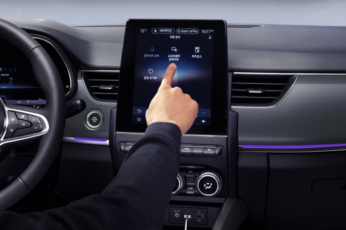 ▲르노코리아자동차는 이지 커넥트 시스템 장착 차량의 멀티미디어 소프트웨어에 대해 최신 버전 업데이트를 무선으로 진행한다. ⓒ르노코리아자동차