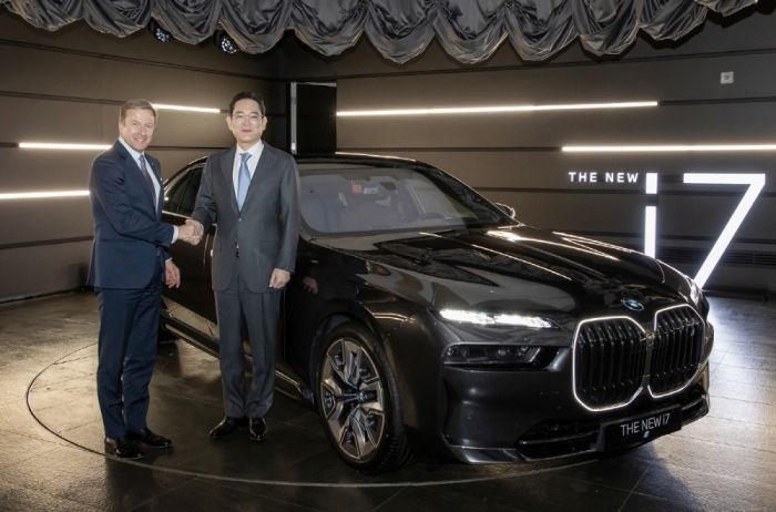 ▲이재용 삼성전자 회장(오른쪽)과 올리버 집세 BMW CEO가 17일 BMW 드라이빙센터에서 만나 뉴 i7 앞에서 악수하고 있다. ⓒ삼성전자 