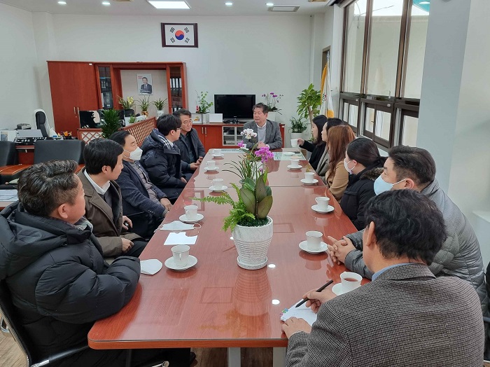 ▲더불어민주당 인천 서구 시·구의원들이 최계운 인천환경공단 이사장(사진 가운데)을 항의 방문했다. ⓒ서구의회