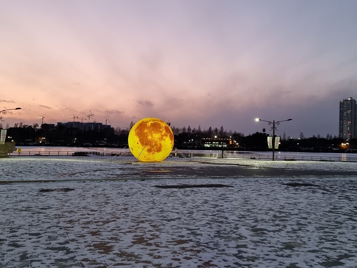 ▲일산호수공원에 설치된 보름달 조형물 ⓒ고양특례시