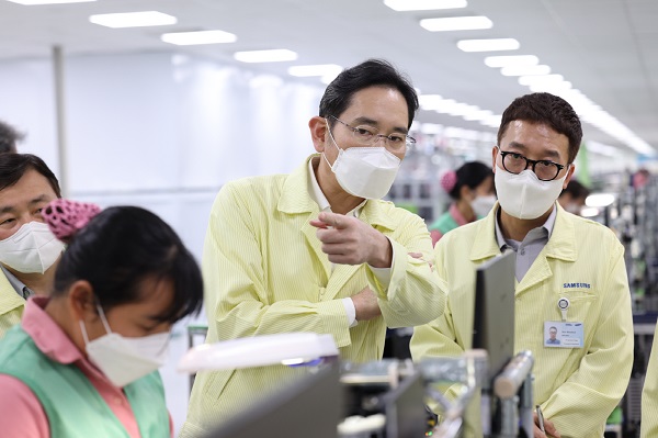 ▲이재용 삼성전자 회장이 22일 베트남 하노이 인근의 삼성전자 법인(SEV)을 방문해 스마트폰 생산 공장을 점검하고 있다 ⓒ삼성전자