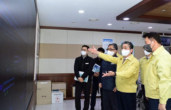 ▲정승일 한국전력 사장(정중앙)이 전력수급을 점검하고 있다. ⓒ한국전력