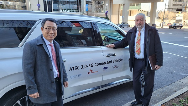 ▲유영상 SK텔레콤 대표(사진 왼쪽)와 데이비드 스미스 싱클레어 회장이 워싱턴 D.C. 인근 알링턴 지역에서 ATSC 3.0 규격의 실시간 서비스 시연을 지켜보고 있다. ⓒSK텔레콤