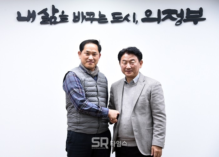 ▲김동근 의정부시장(오른쪽)과 취재 기자