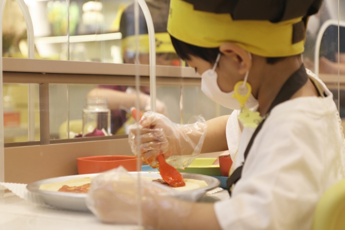 ▲CJ프레시웨이 상암 본사에 있는 키키존에서 한 어린이가 쿠킹클래스에 참여하고 있는 모습. ⓒCJ프레시웨이