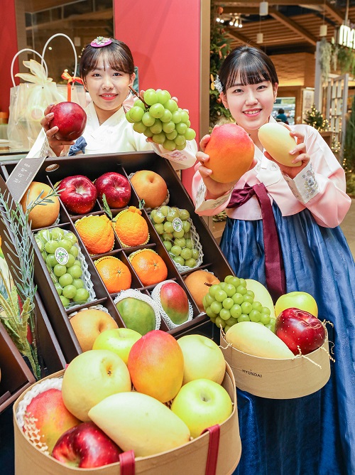 ▲4일 오전, 서울시 영등포구에 위치한 더현대 서울 지하1층 식품관에서 직원들이 '이색 과일 선물세트'를 소개하고 있는 모습. ⓒ현대백화점그룹