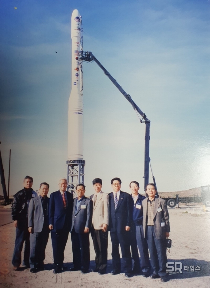 ▲공공기술연구소 이사장 시절 항공우주원에서 첫 로켓 개발을 독려하던 시절ⓒSR타임스