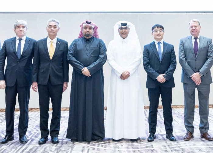 ▲남궁 홍 삼성엔지니어링 사장(오른쪽부터 두번째),  알 아무디(Ahmad Saeed Al Amoodi)  카타르에너지 부사장(세번째), 알 쿠와리(Khalid Sultan Al Kuwari)  Q-Chem 사장(네번째),  마이클 양(Michael Yang) CTCI 회장(다섯번째)이 기념촬영을 하고 있다. ⓒ삼성엔지니어링