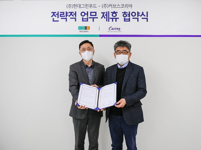 ▲현대그린푸드 스마트푸드센터에서 열린 업무협약식에서 김해곤 현대그린푸드 상무(왼쪽)과 신상명 커브스코리아 상무가 기념 촬영을 하고 있다. ⓒ현대그린푸드