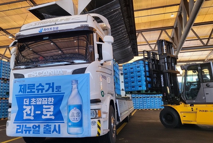 ▲하이트진로 제로슈거 진로가 10일 첫 줄고를 위해 차에 실리고 있다. ⓒ하이트진로