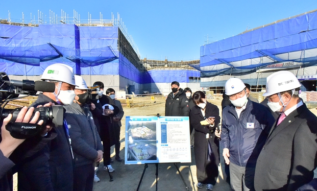 ▲원희룡 국토부장관이 지난 12일 화물연대 파업으로 개교가 연기된 강서구 명문 초등학교 공사현장을 방문했다 ⓒ부산광역시교육청