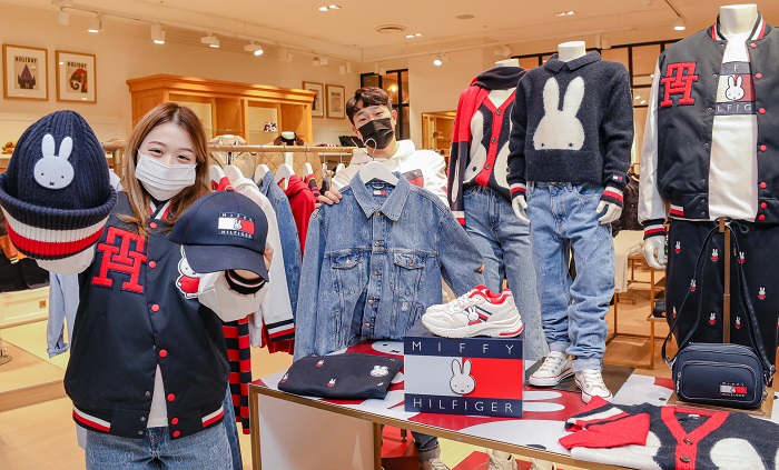 ▲16일 경기도 성남시 현대백화점 판교점 3층 타미힐피거 매장에서 직원들이 '타미 × 미피‘ 캡슐 컬렉션을 소개하고 있다. ⓒ현대백화점