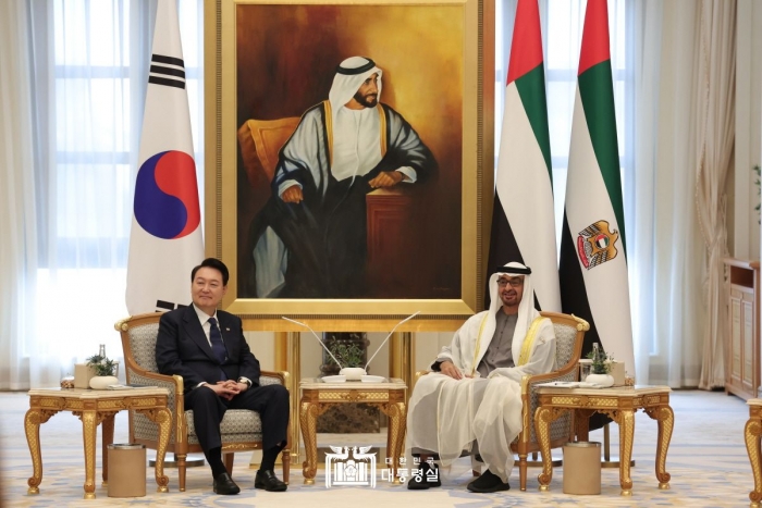 ▲윤석열 대통령(왼쪽)이 15일(현지시간) UAE 아부다비 대통령궁에서 모하메드 빈 자이드 알 나흐얀 UAE 대통령과 한-UAE 확대회담을 하고 있다. ⓒ대통령실