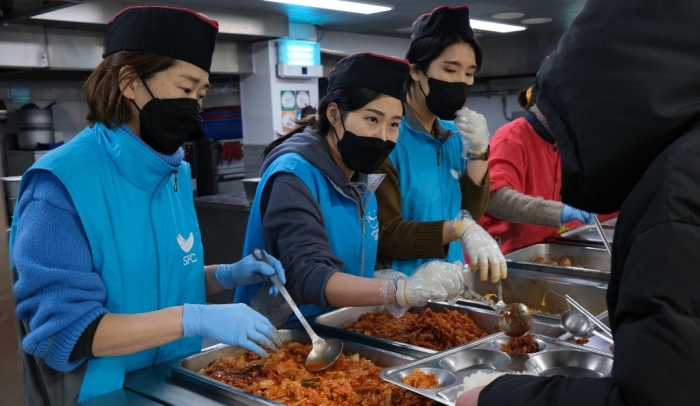 ▲SPC 임직원들이 지난 16일 경기도 성남시 노숙인 무료 급식소 안나의집에서 배식 봉사활동을 했다. ⓒSPC