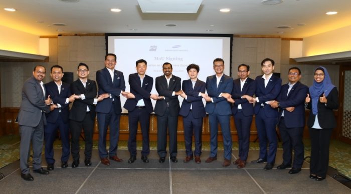 ▲삼성중공업과 MISC측 CCS 사업 실무진들이 18일(현지시간) 부유식 이산화탄소 저장설비 개발을 위한 협력 MOU를 체결한 후 기념촬영하고 있다. ⓒ삼성중공업 