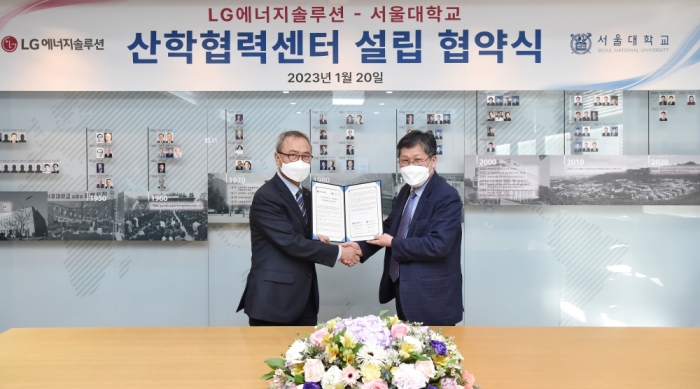 ▲20일 산학협력센터 설립을 위한 업무협약식에서 신영준 LG에너지솔루션 CTO 부사장(왼쪽)과 홍유석 서울대학교 공과대학장이 기념촬영하고 있다. ⓒLG에너지솔루션 