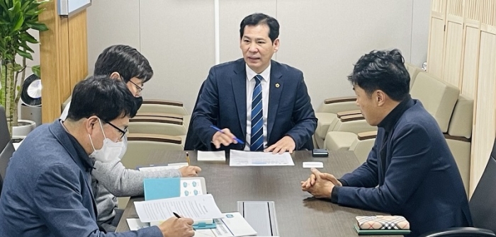 ▲이영봉 경기도의원(가운데)이 긴급 정담회를 가졌다. ⓒ경기도의회