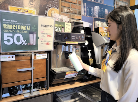 ▲성수동에 있는 이마트24 매장에서 고객이 텀블러를 이용해 이프레쏘 핫아메리카노를 구매하고 있다. ⓒ이마트24