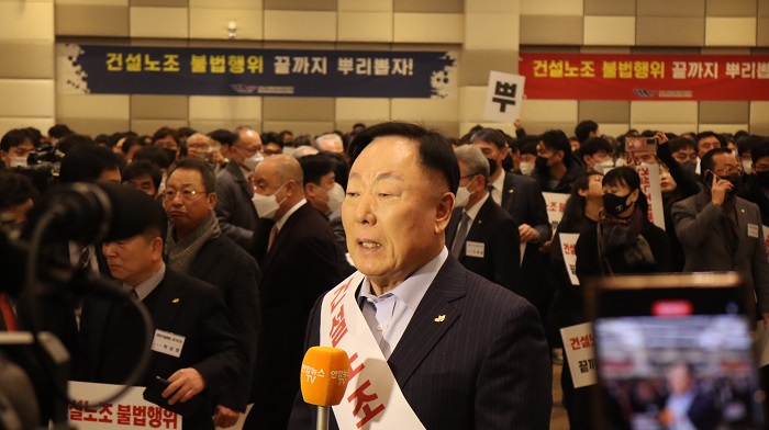 ▲김상수 대한건설단체총연합회 회장이 '건설노조 불법행위 근절 총궐기대회'에서 인터뷰를 하고 있다. ⓒ대한건설단체총연합회